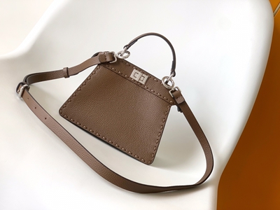 フェンディバッグ背面デザイン